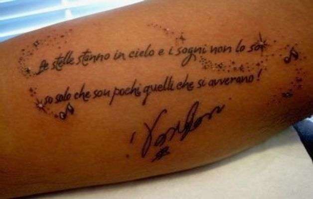Tatuaggio con frase di Vasco sul braccio