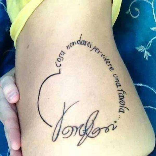 Tatuaggio con frase di Vasco sul fianco