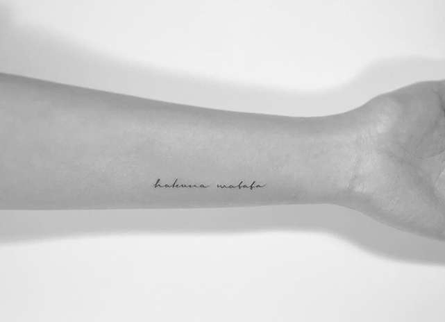 Tatuaggio con frase molto corta sul braccio