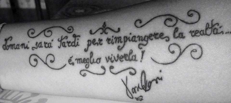 Tatuaggio con frase Vasco scritta in corsivo