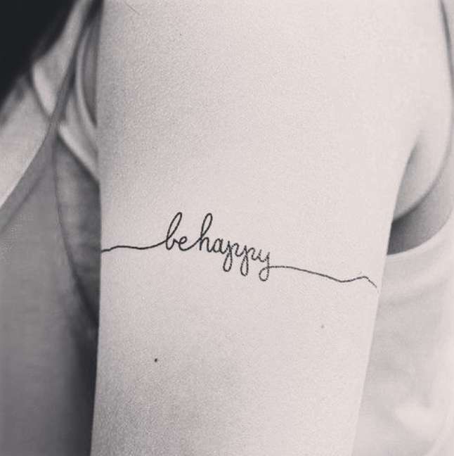 Tatuaggio con la frase Be happy