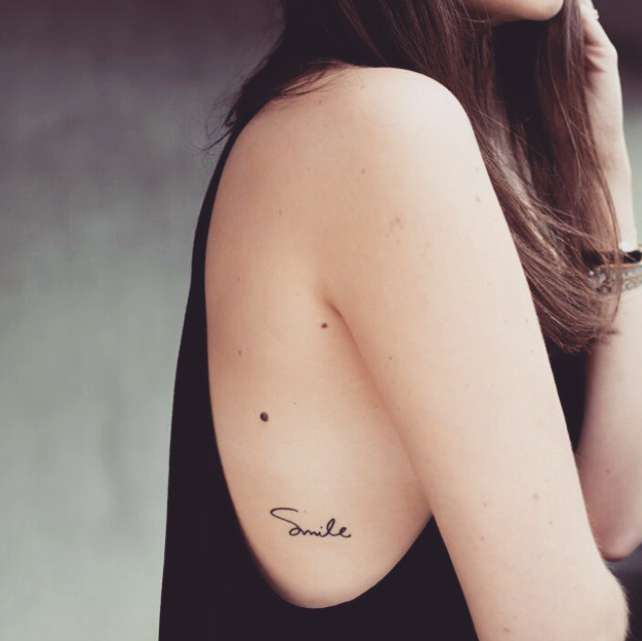 Tatuaggio con scritta breve Smile