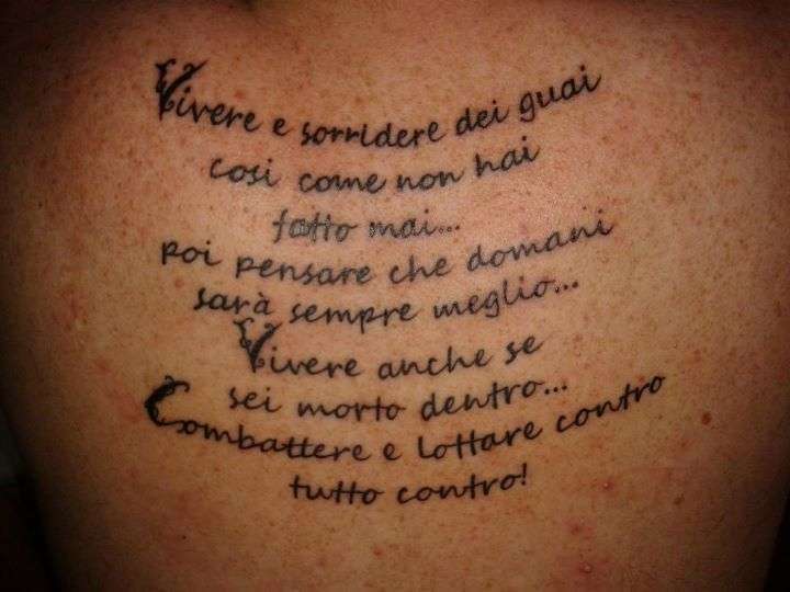 Tatuaggio con un'intera strofa di Vasco Rossi
