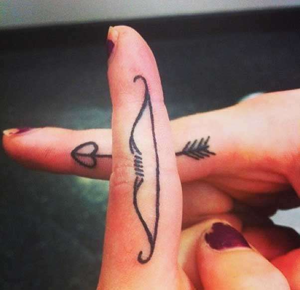 Tatuaggio di coppia arco e freccia