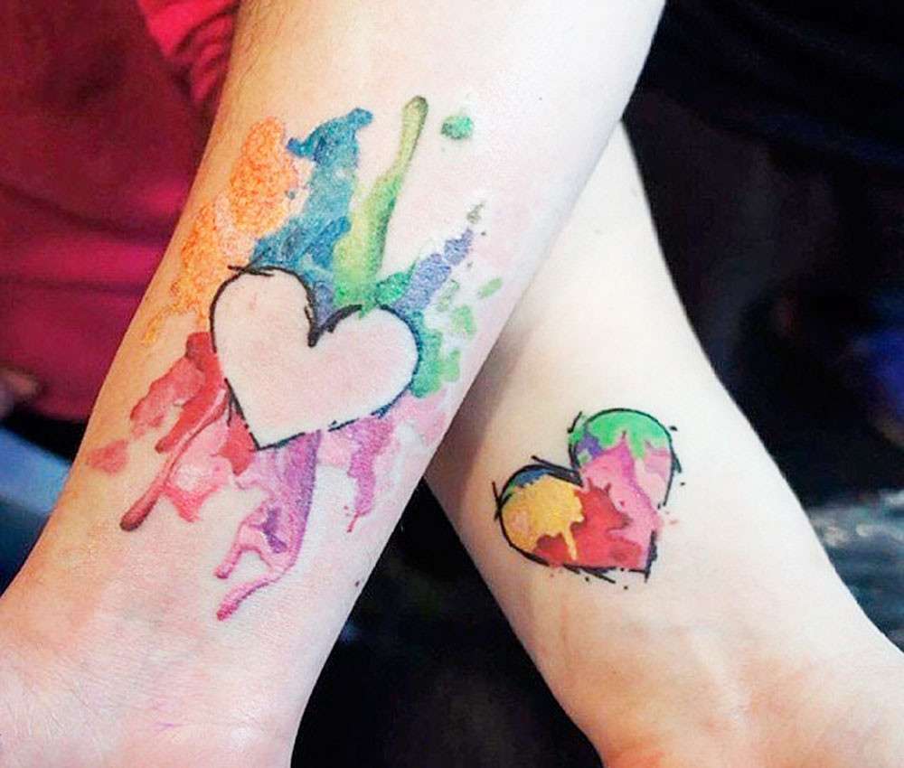 Tatuaggio di coppia con cuori colorati