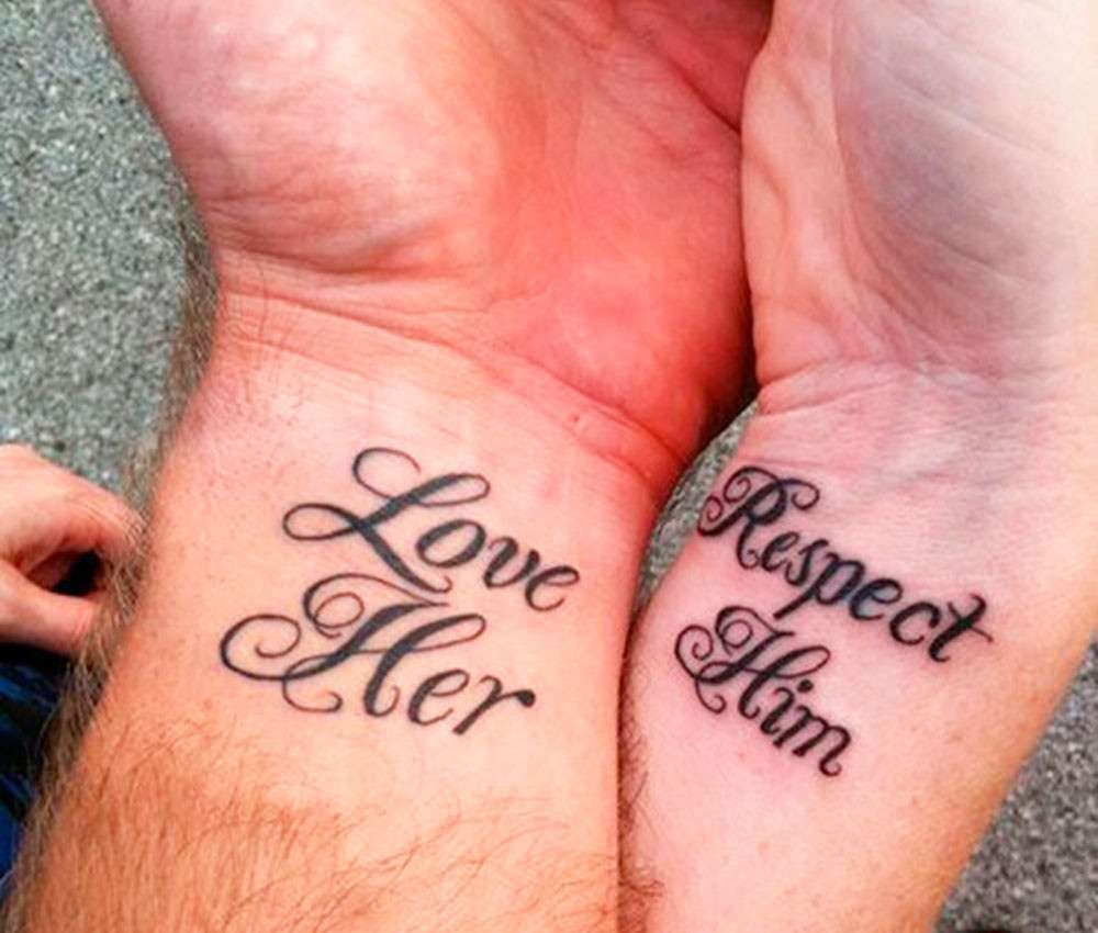 Tatuaggio di coppia con frase che si completa
