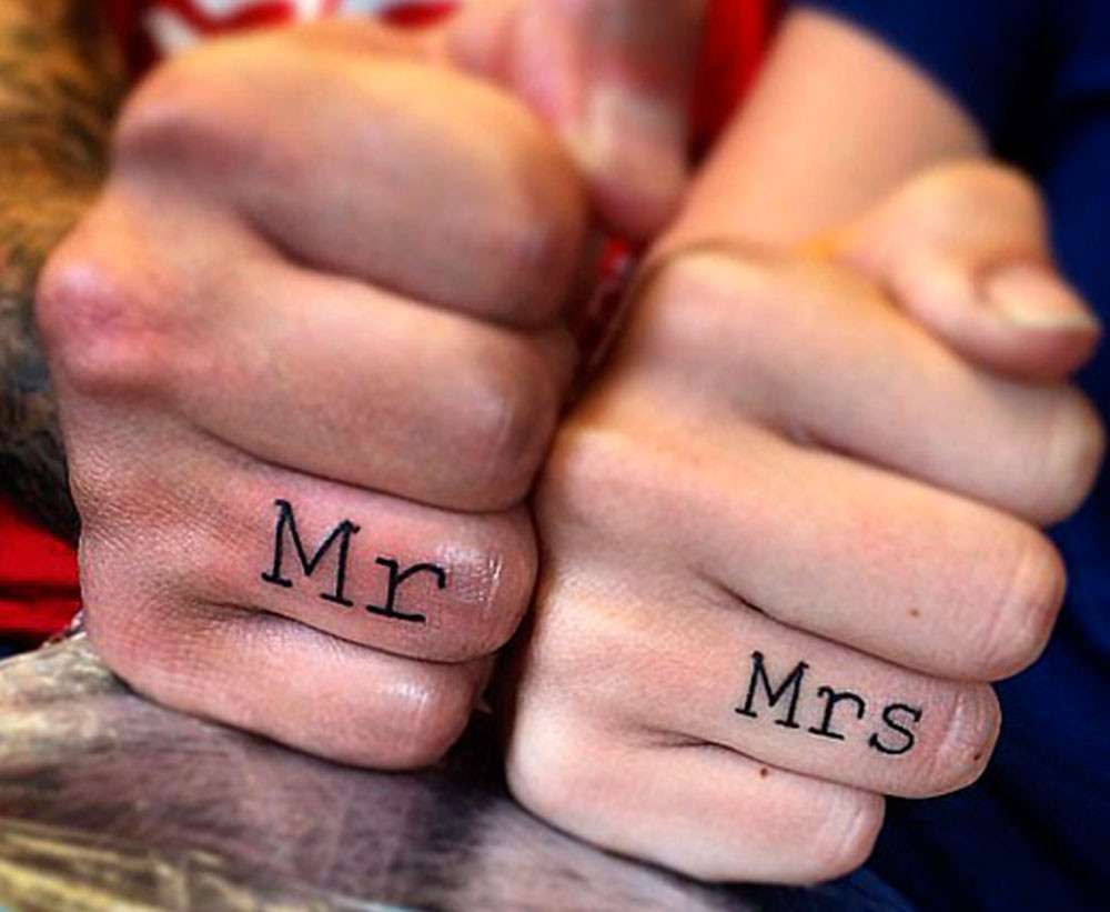 Tatuaggio di coppia con scritte Mr Mrs