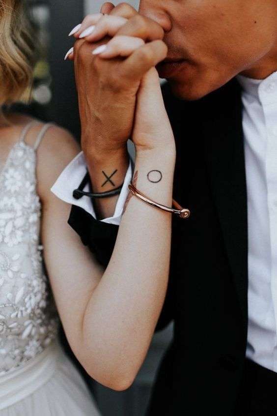Tatuaggio di coppia con simboli astratti