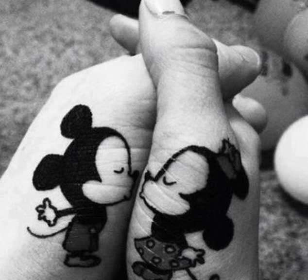 Tatuaggio di coppia Minnie e Topolino che si baciano