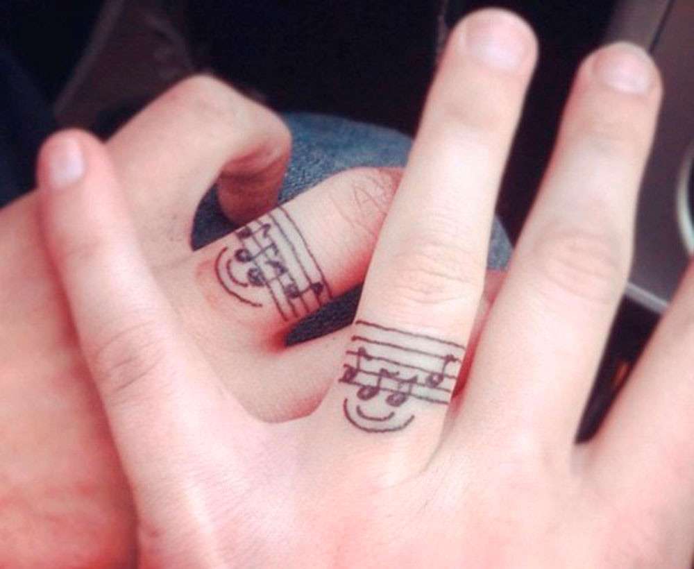 Tatuaggio di coppia note musicali
