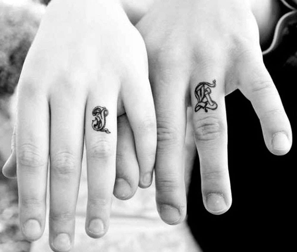 Tatuaggio di coppia sulla mano