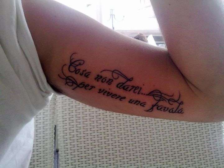 Tatuaggio frase di Vasco Vivere una favola