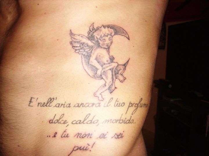 Tatuaggio frase Vasco rossi sull'addome