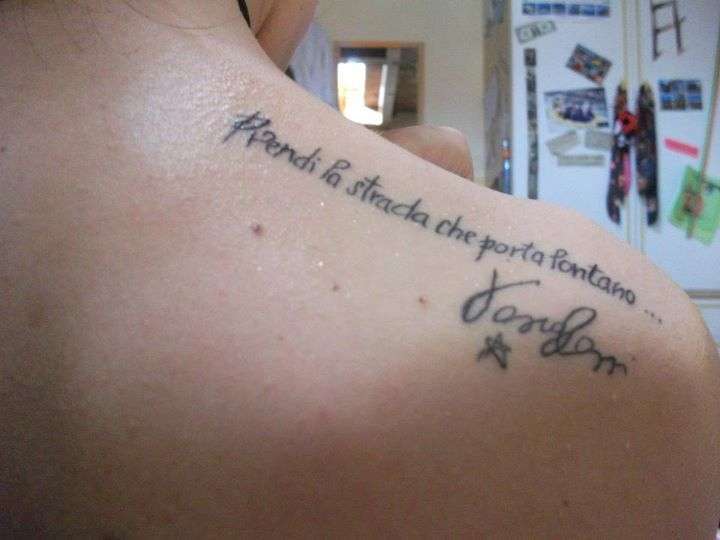 Tatuaggio Prendi la strada sulla spalla