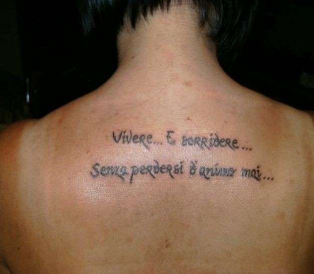 Tatuaggio schiena Vivere e sorridere