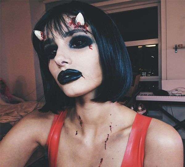 Taylor Hill con trucco diavoletta