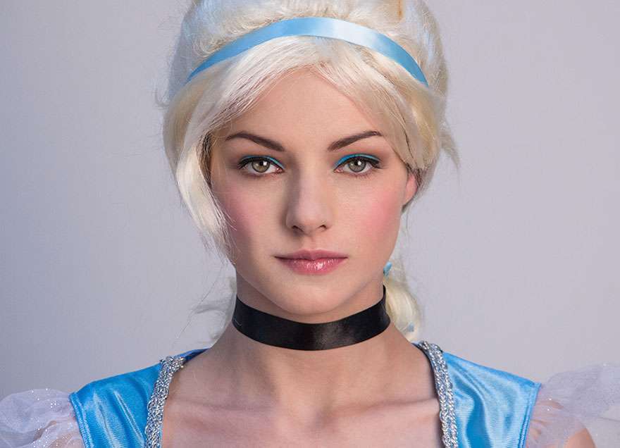 Trucco da Cenerentola con eyeliner azzurro