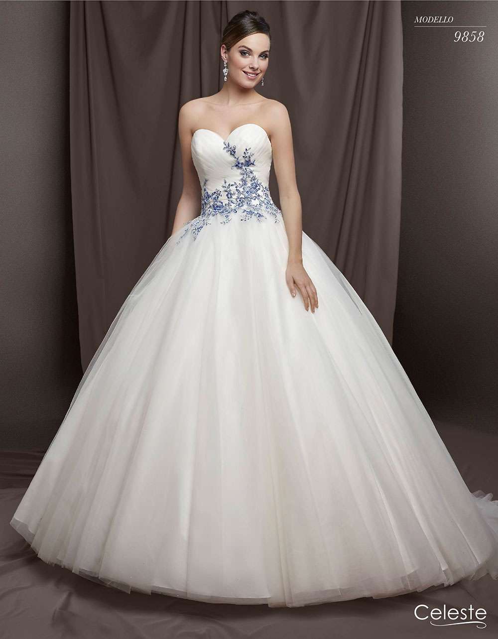 Abito da sposa con ricami blu