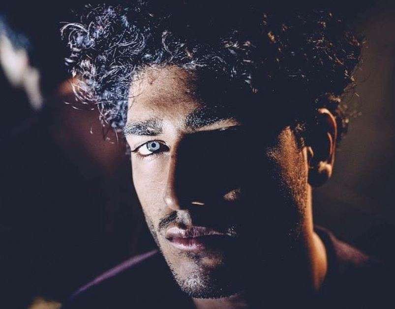 Akash Kumar in una foto tra luci e ombre