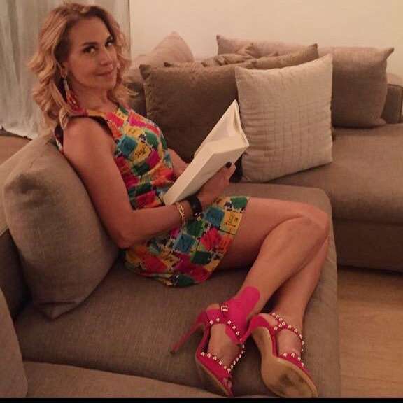 Barbara con mini dress a fiori e scarpe fucsia