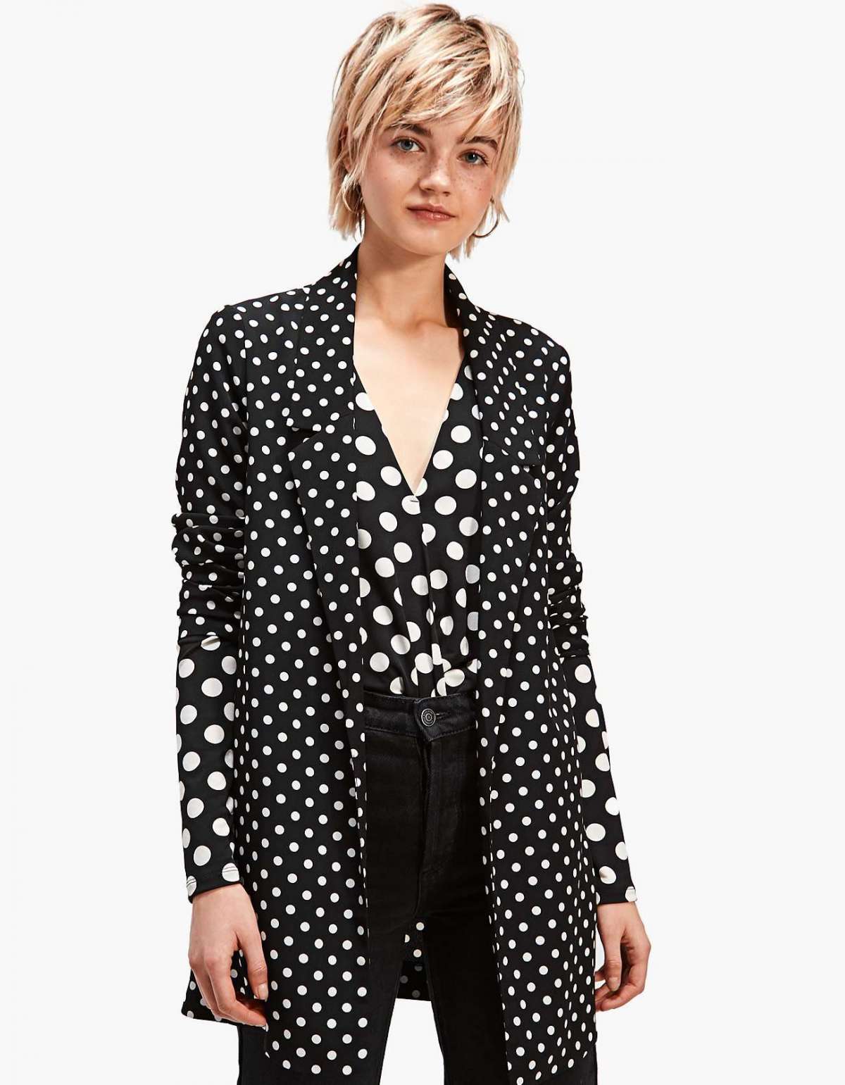 Blazer morbido a pois Stradivarius a 19,99 euro