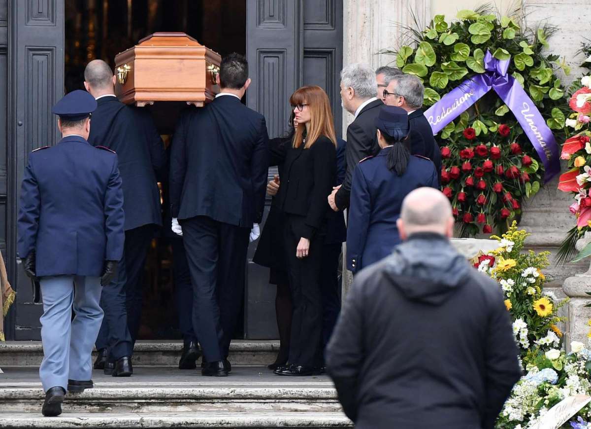 Carlotta Mantovan ai funerali del marito Fabrizio Frizzi