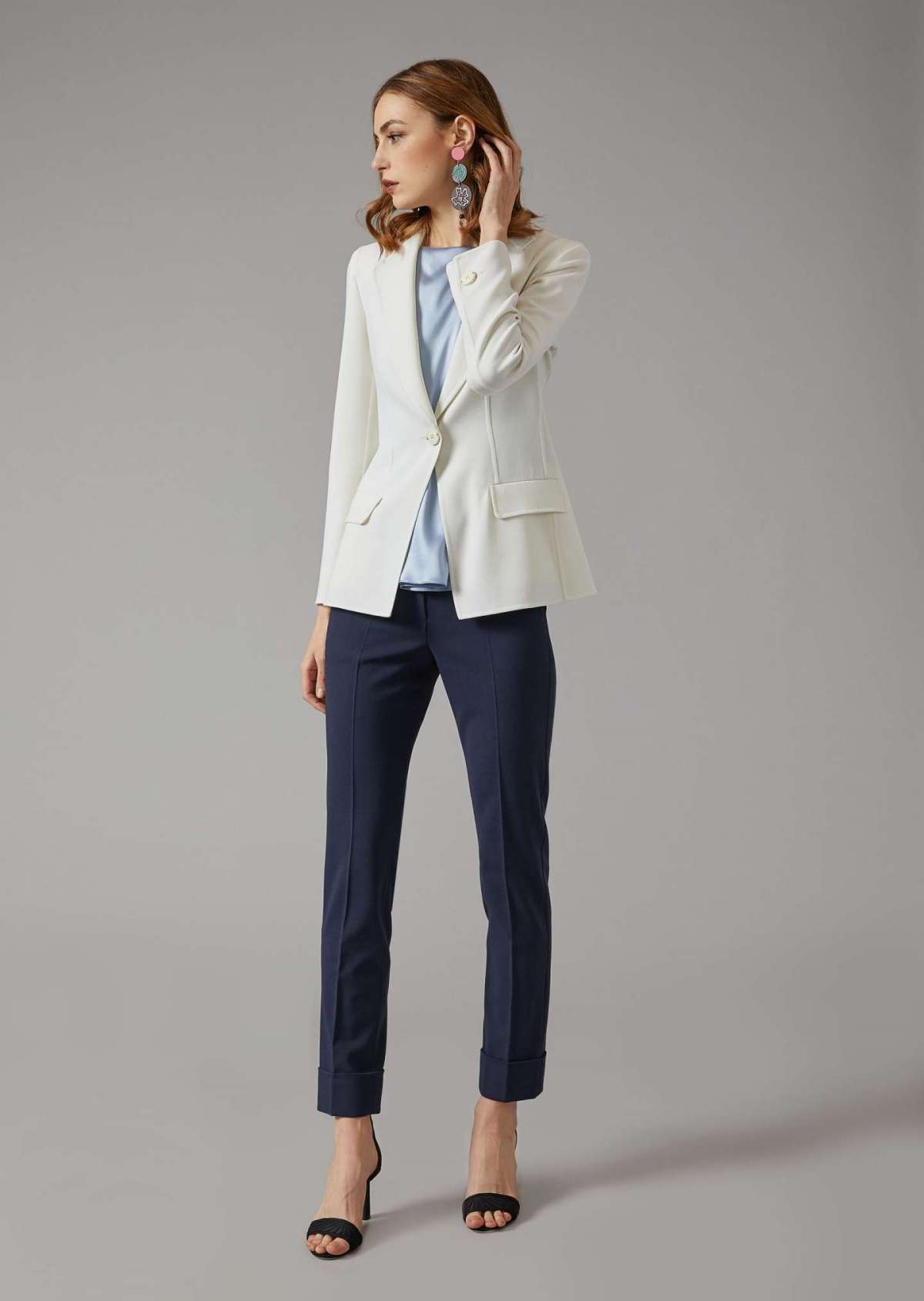 Completo con blazer bianco e pantaloni blu