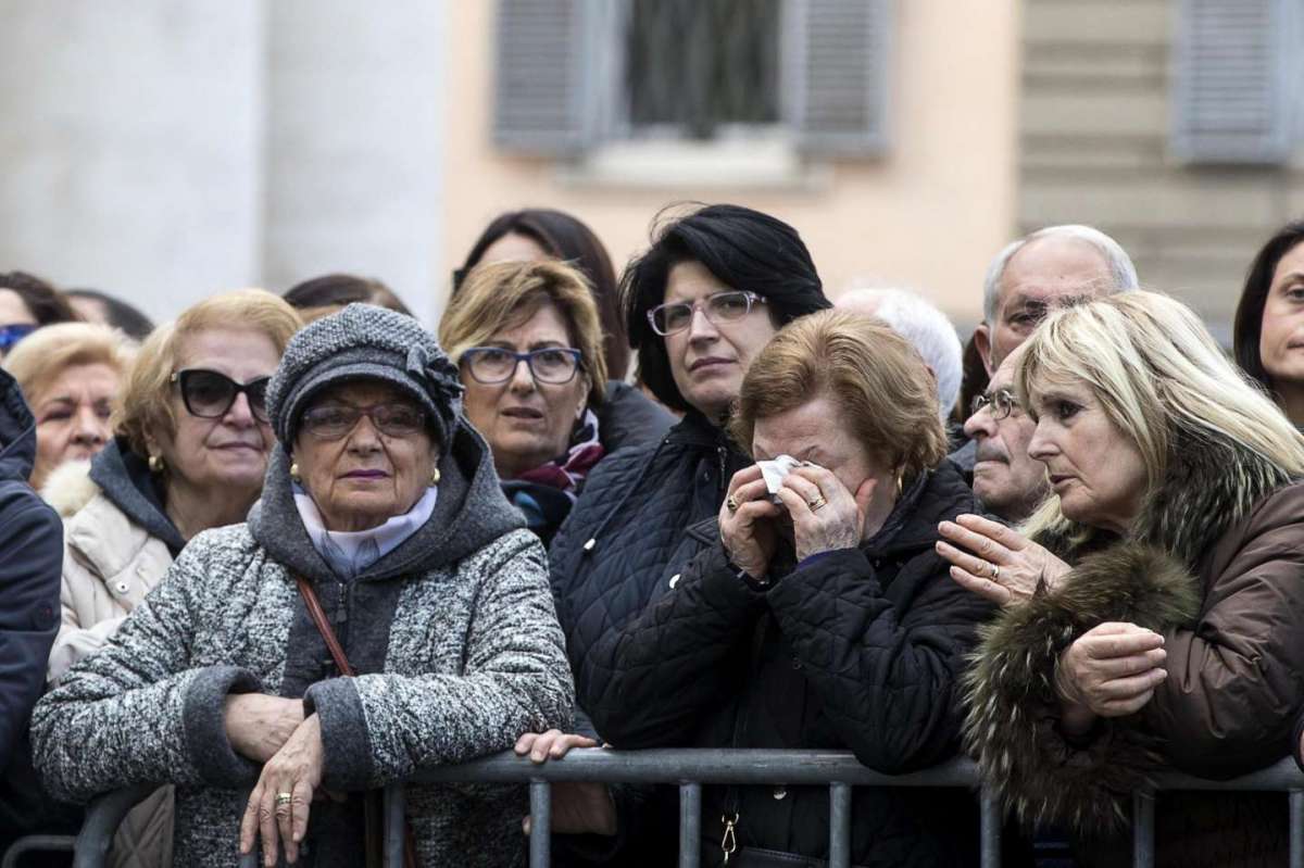 Fabrizio Frizzi, le lacrime della gente che lo ama