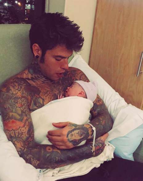 Fedez abbraccia Leone