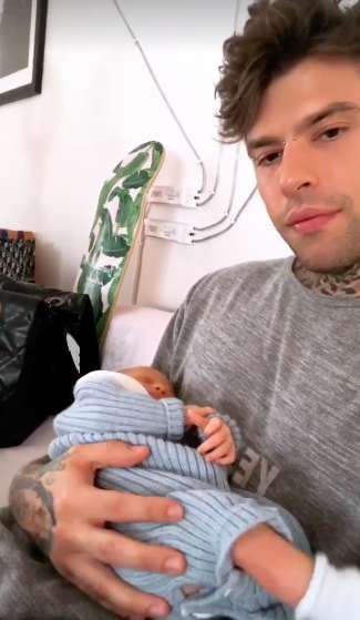 Fedez stringe il figlio