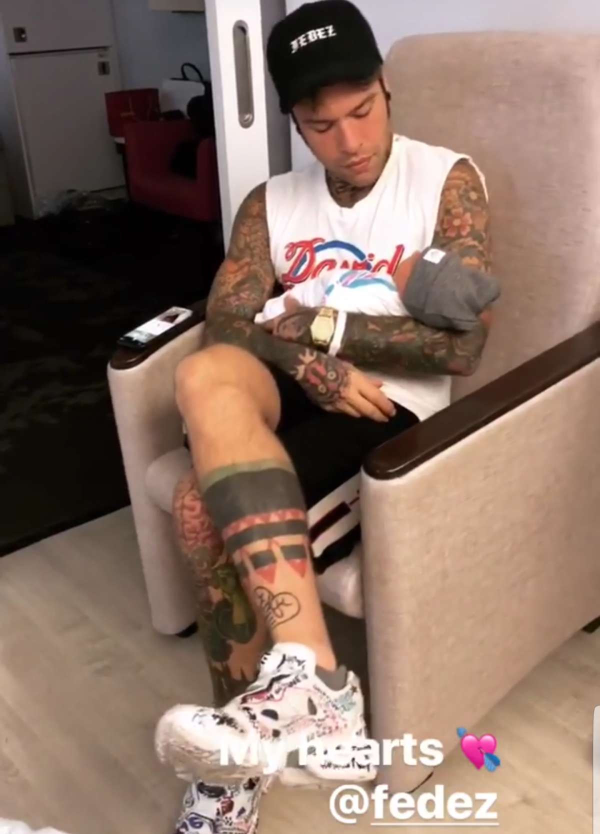 Fedez tiene in braccio Leone