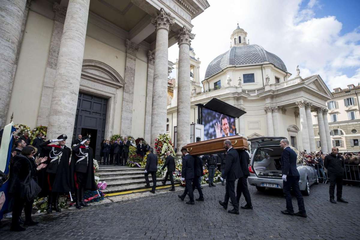 Il feretro di Frizzi viene portato in Chiesa