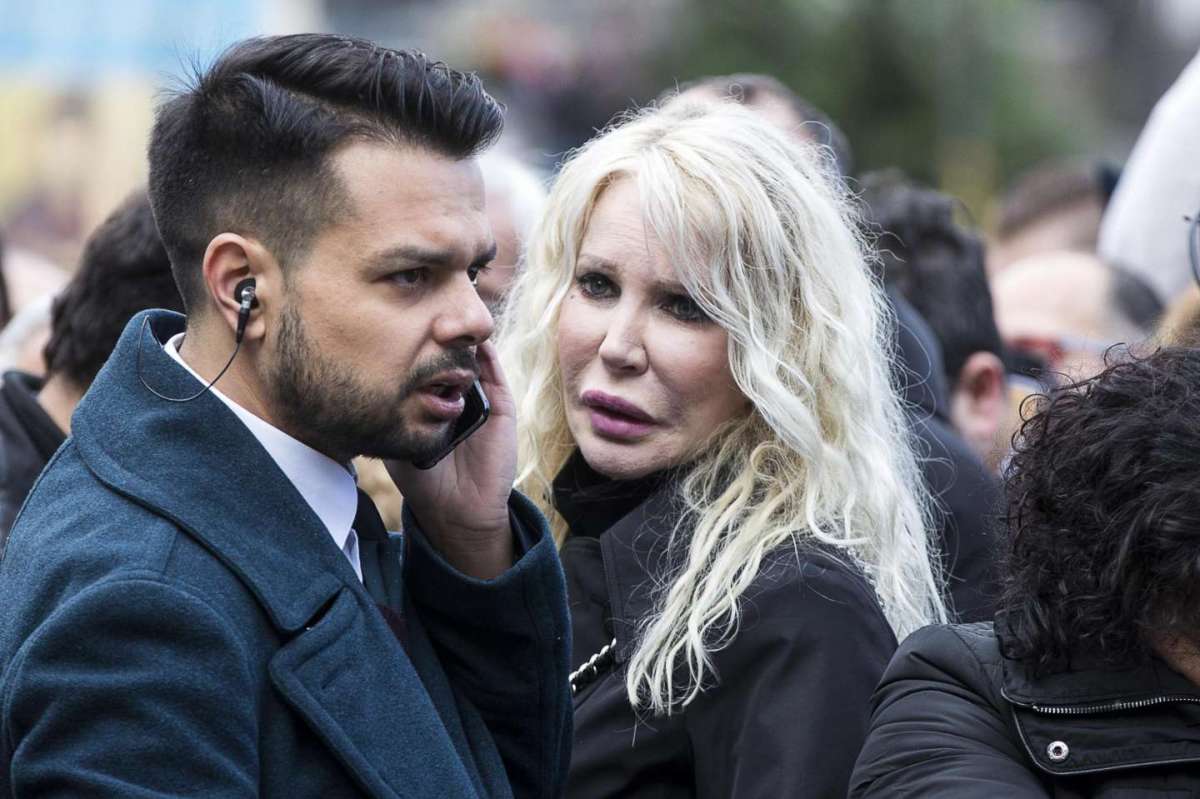 Ivana Spagna ai funerali di Frizzi a Roma