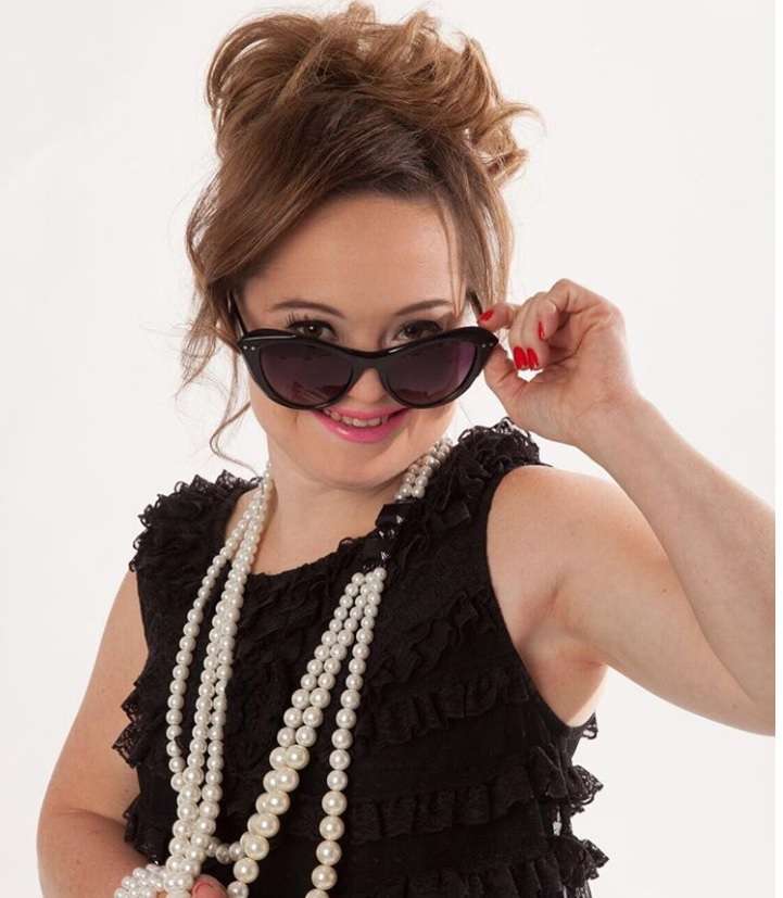 Katie Meade come Audrey Hepburne