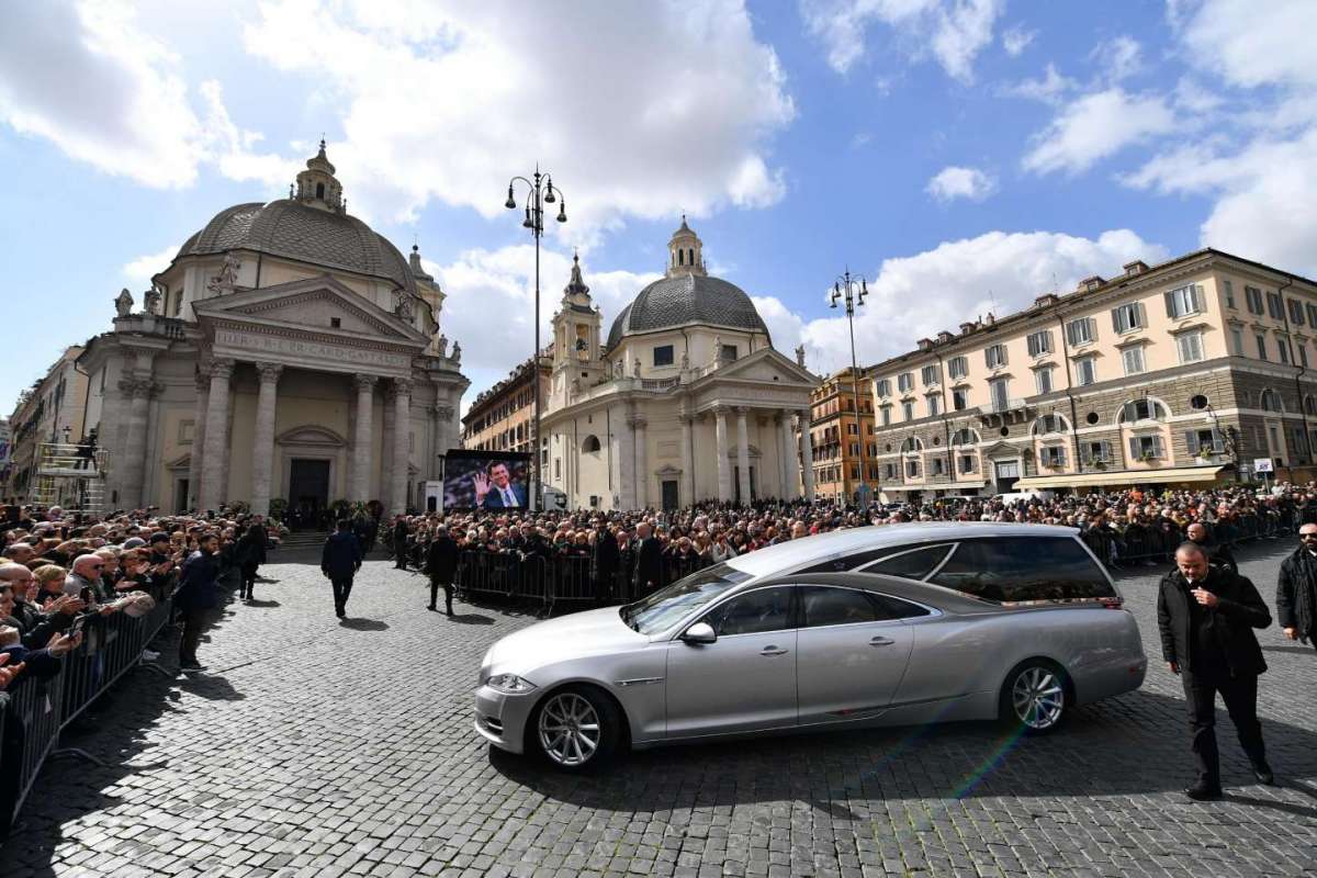 L'arrivo del carro funebre in Piazza del Popolo