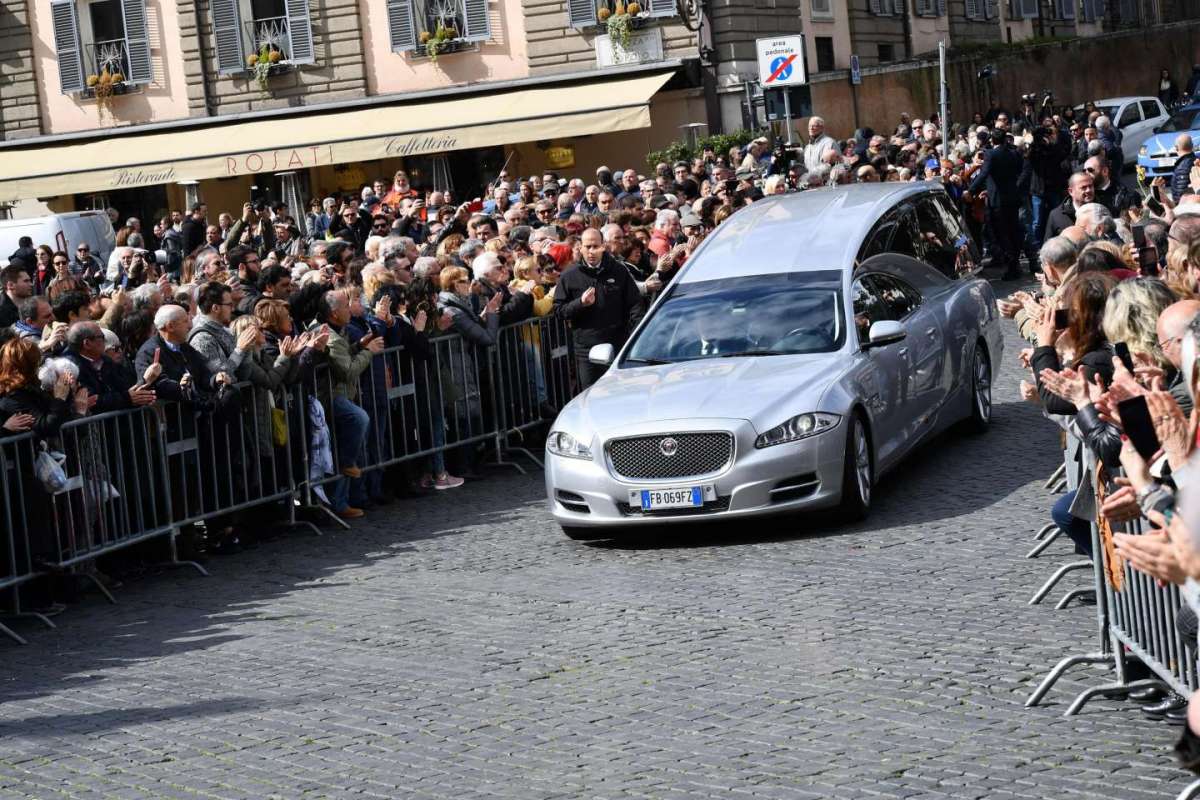 L'ultimo saluto a Fabrizio Frizzi