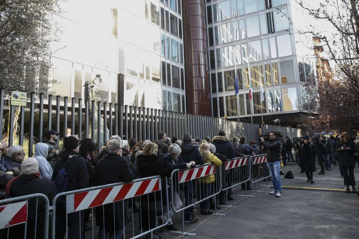 La fila di persone alla camera ardente