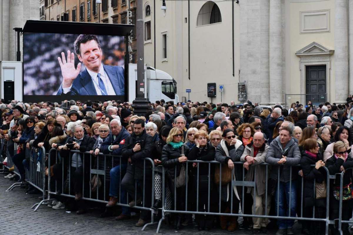 Maxischermi per la sua gente: emozione per Frizzi