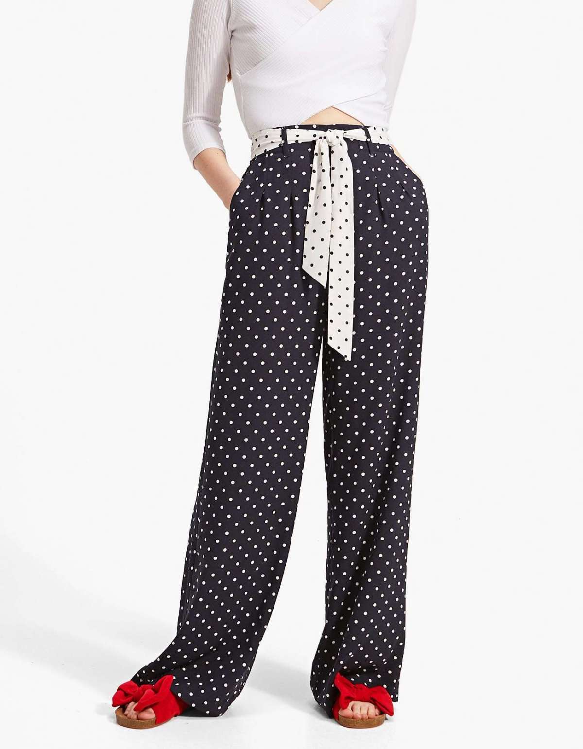 Pantaloni a palazzo a pois Stradivarius a 19,99 euro