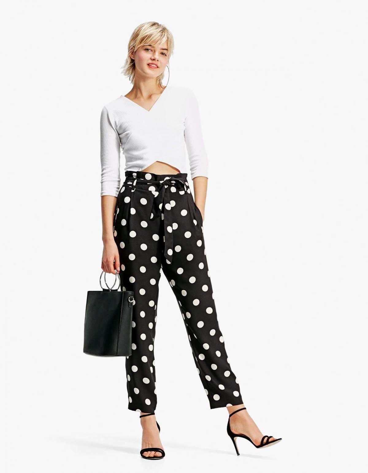 Pantaloni a pois paper bag Stradivarius a 25,99 euro