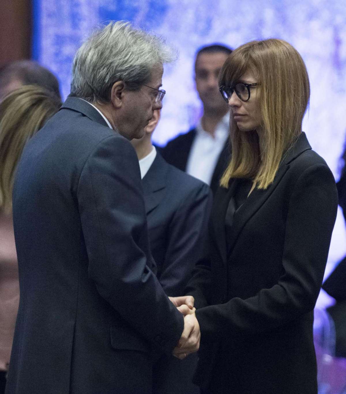 Paolo Gentiloni saluta Carlotta Mantovan