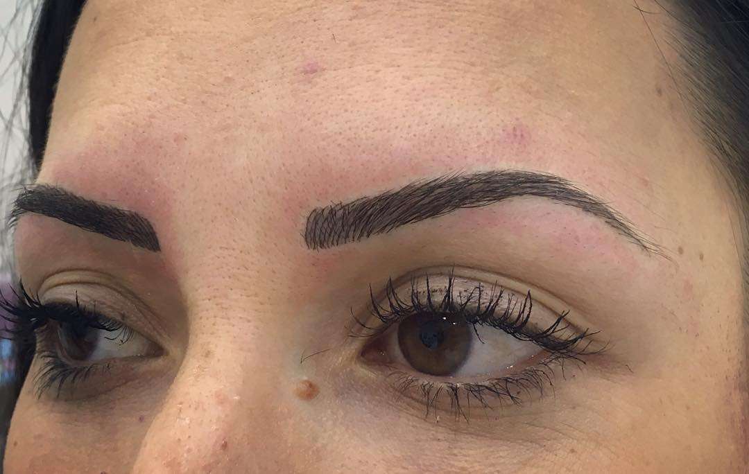 Trucco sopracciglia semipermanente dalla forma arcuata