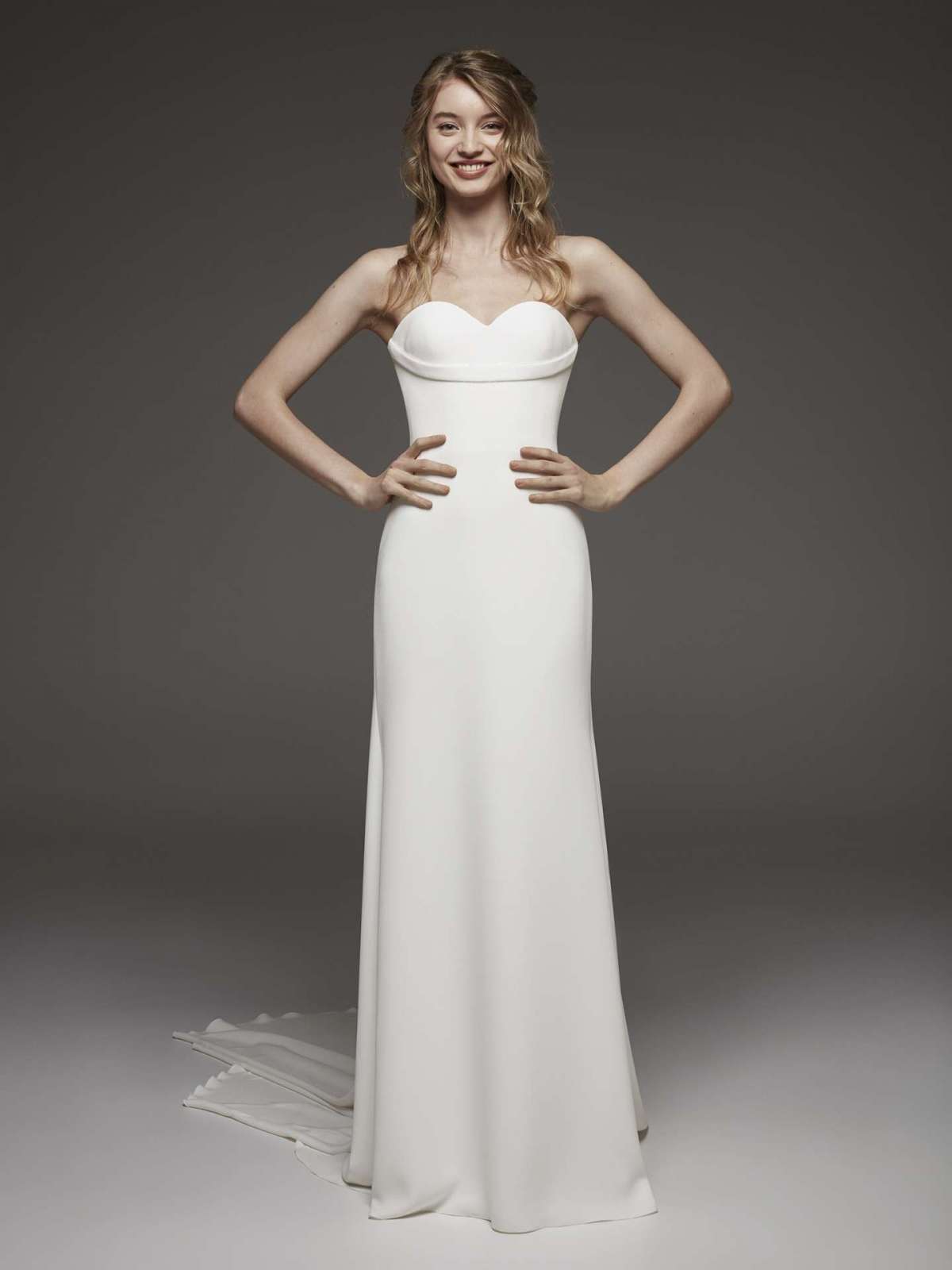 Abito da sposa a colonna in crepe Atelier Pronovias