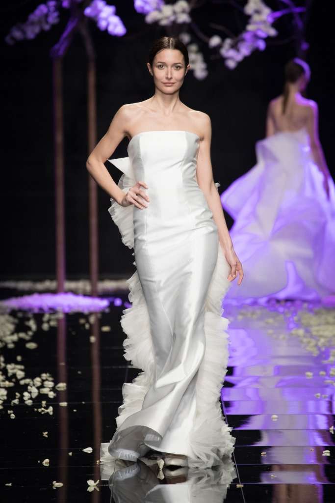 Abito da sposa a colonna in mikado di seta