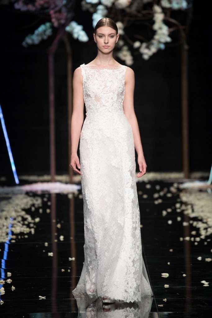 Abito da sposa a colonna in pizzo