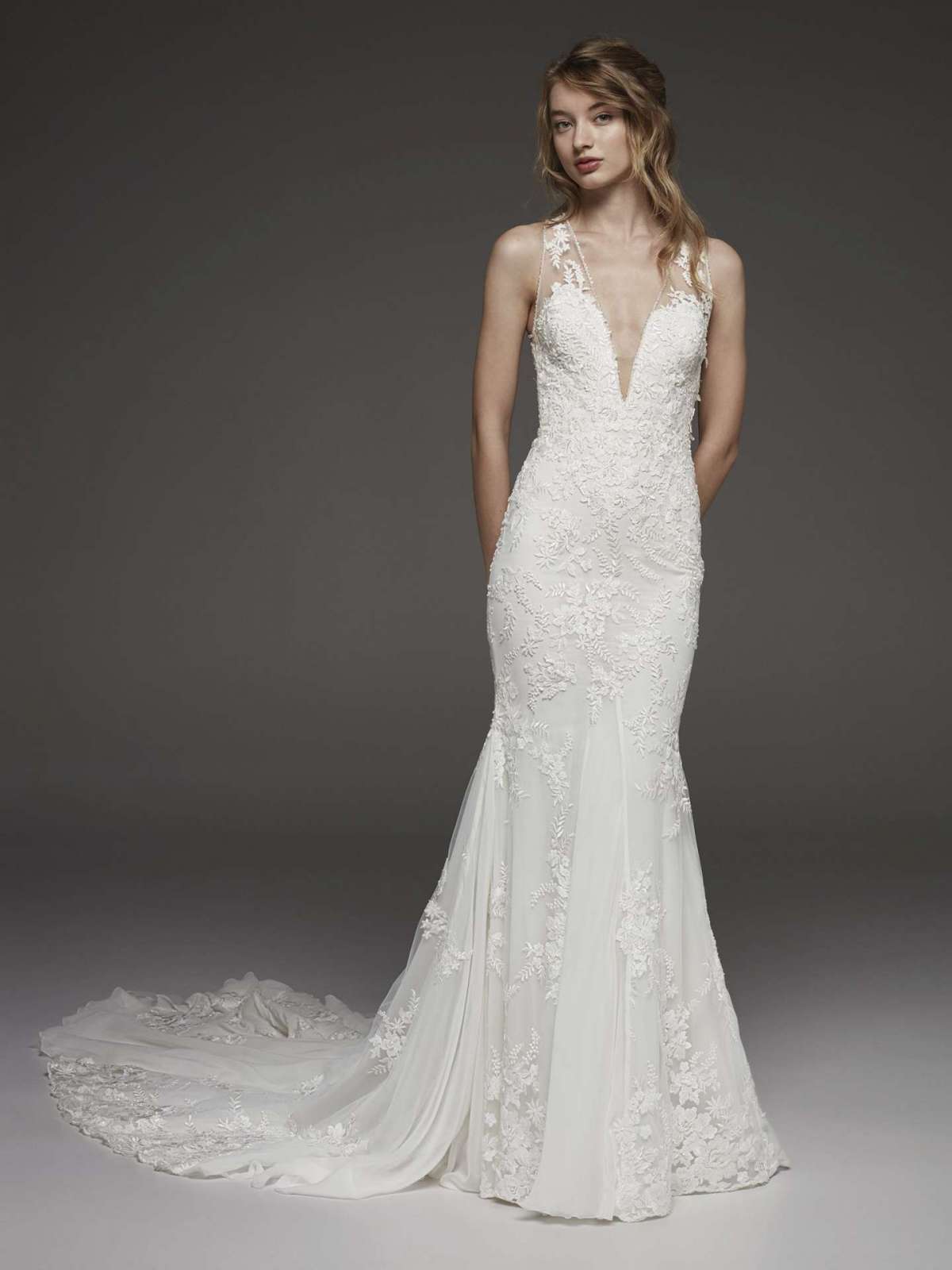 Abito da sposa a sirena con scollo profondo Atelier Pronovias