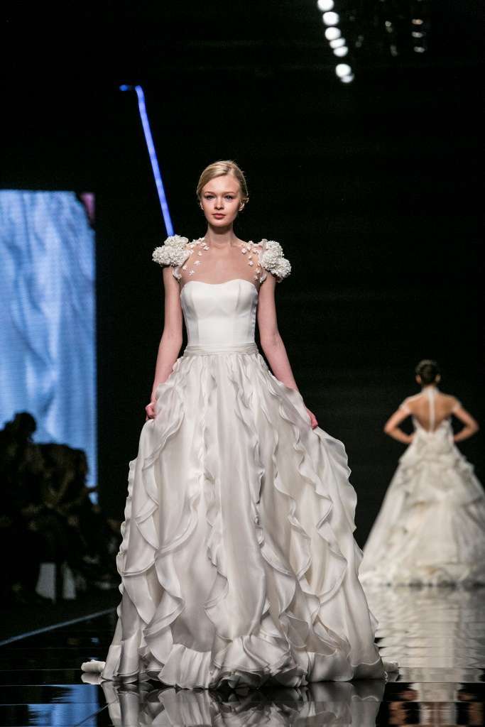 Abito da sposa con applicazioni