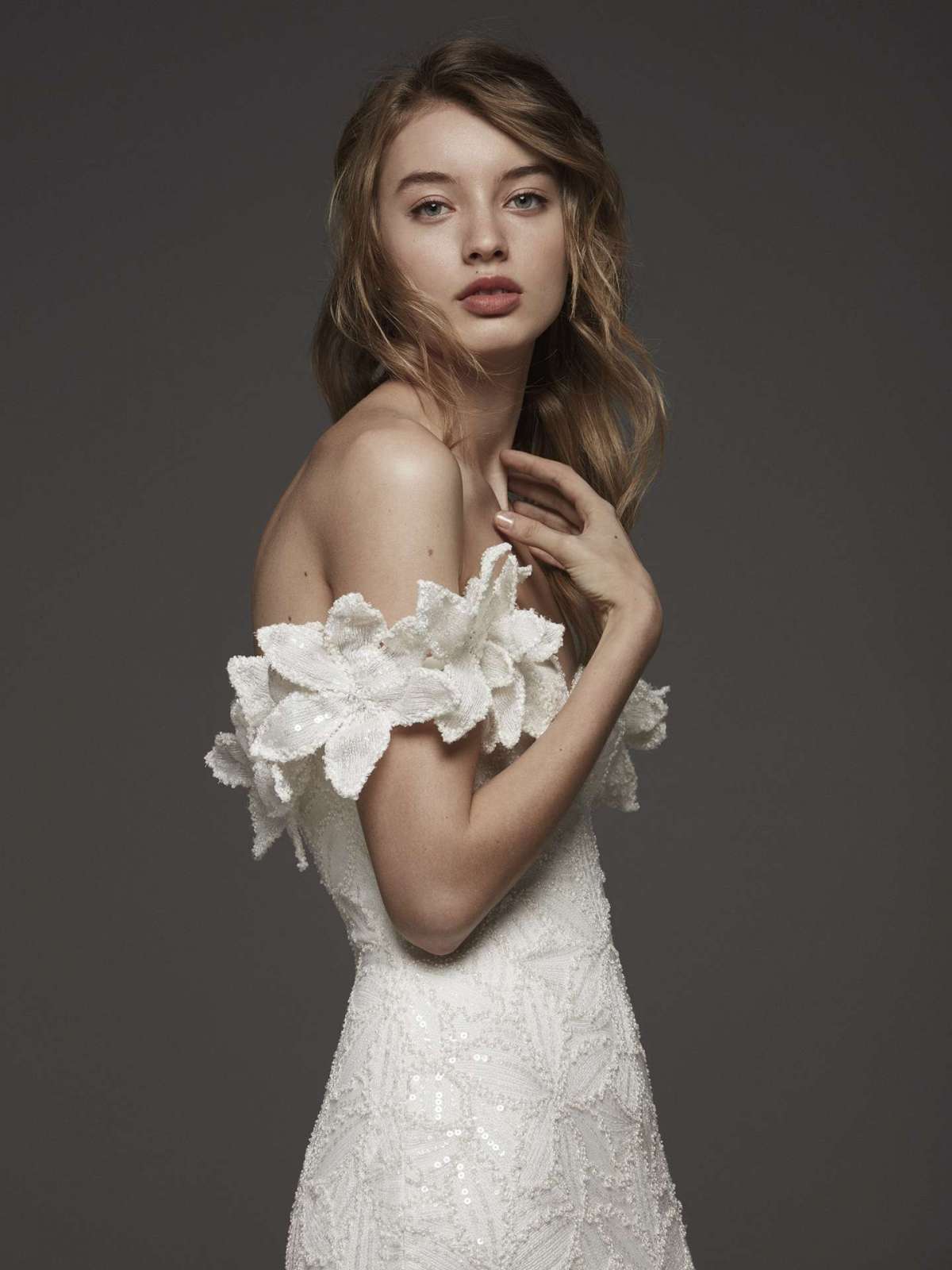 Abito da sposa con decorazioni floreali Atelier Pronovias