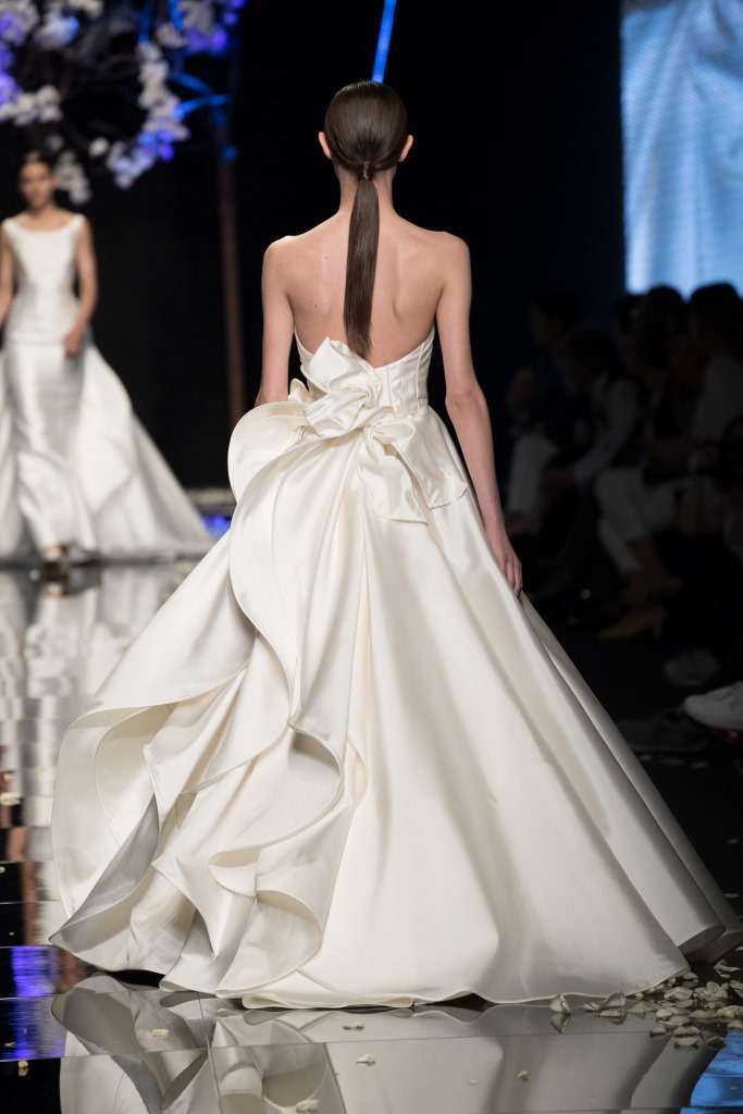 Abito da sposa con drappeggi sul retro