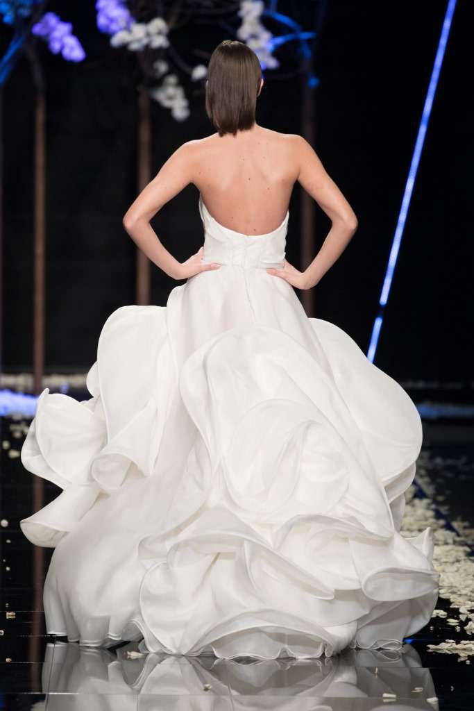 Abito da sposa con gonna a petali Antonio Riva